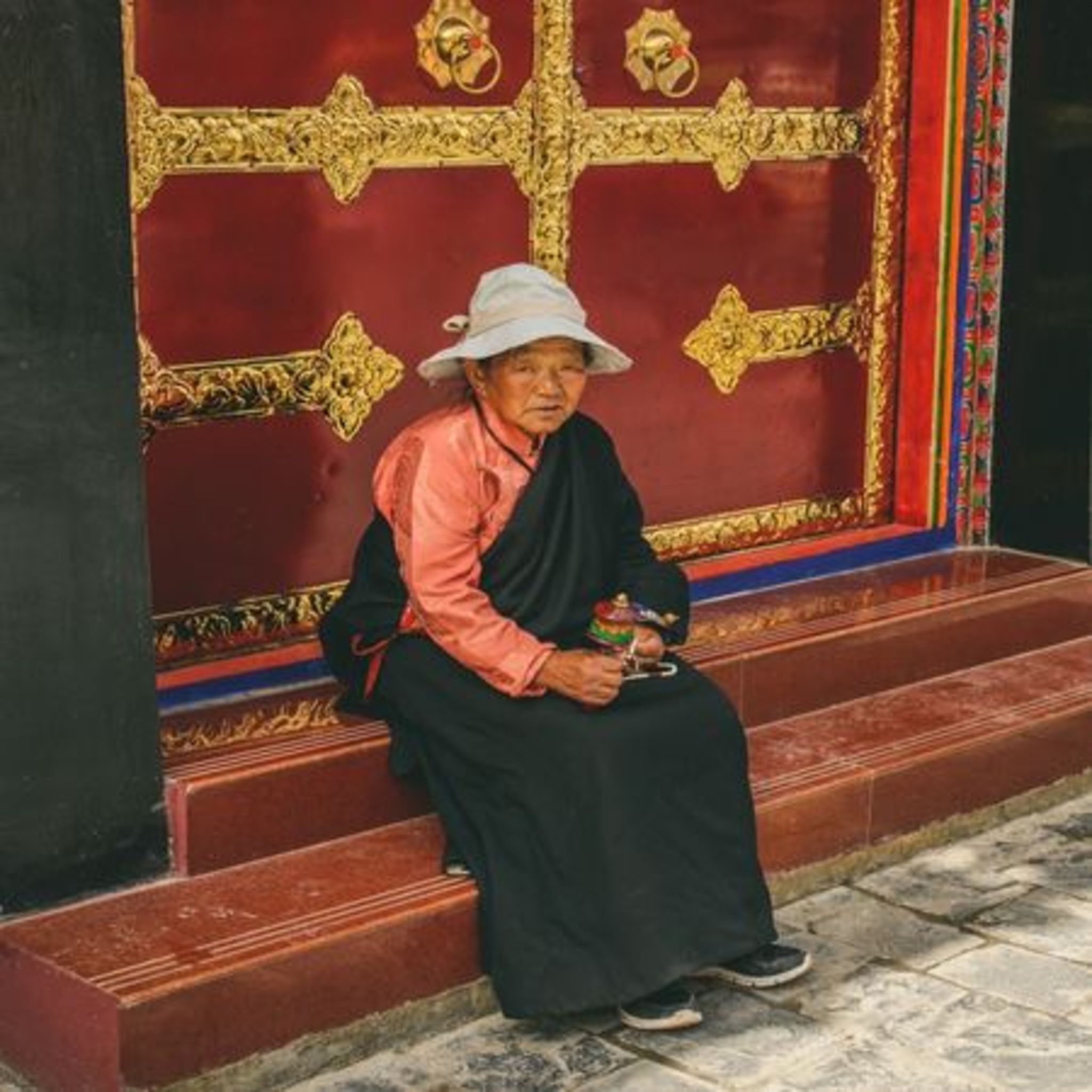Photo exhibition of Elena Bogdanova Colors of Tibet