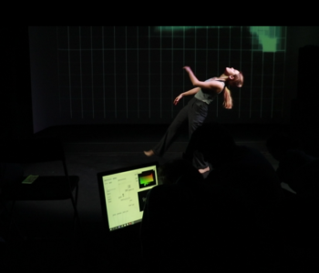 «Танец по обе стороны экрана» — 9-часовая инсталляция-перформанс